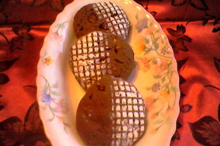 Шоколадное печенье с изюмом и орехами