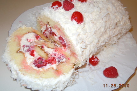 Фото к рецепту: Новогодний торт-рулет ягоды на снегу