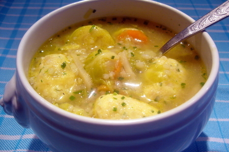 Фото к рецепту: Густой перловый суп с брюссельской капустой и сырными клецками