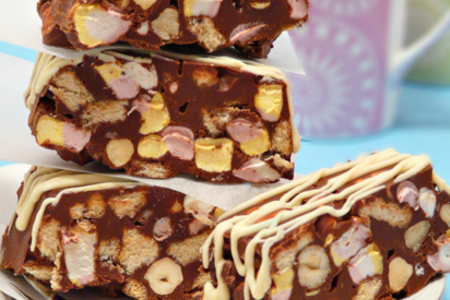Фото к рецепту: Шоколадно-коньячная помадка с маршмеллоу, орехами и печеньем.