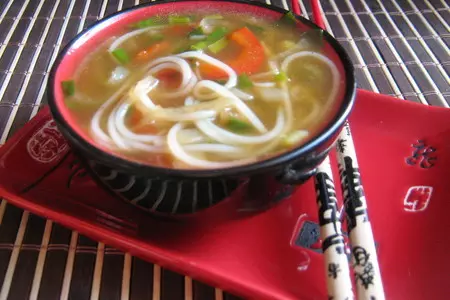 Луковый суп с рисовой лапшой и соевым соусом