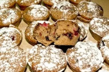 Маффины с темным шоколадом и брусникой.