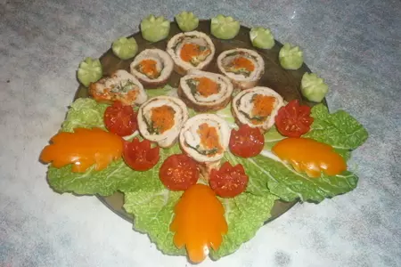 Куринный рулет с морковкой и сыром.