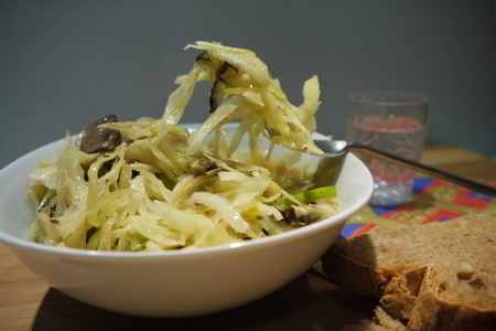 Старая знакомая в новом сопровождении (быстрый маринованный капустный салат с шампиньонами)