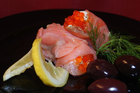 Фото к рецепту: Рулетики из копчёного лосося