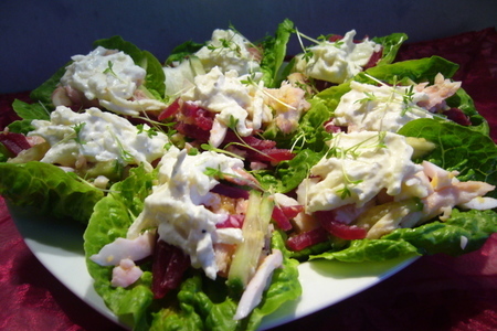 Фото к рецепту: Салат с форелью горячего копчения, огурцом и свеклой в лодочках из салатных листьев