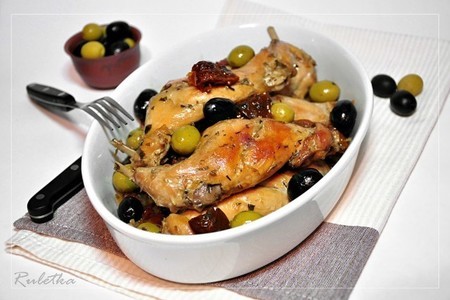 Фото к рецепту: Кролик с оливками и маслинами.