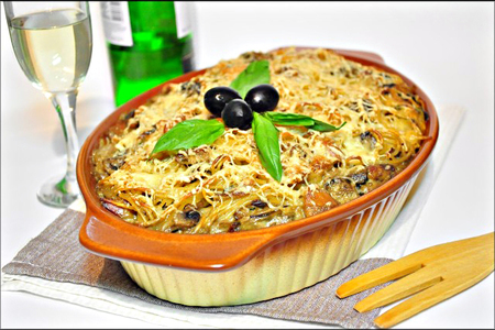 Spaghetti tetrazzini. паста, запечённая с курицей и грибами.