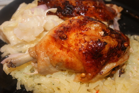 Фото к рецепту: Курица запечёная  в кефирном маринаде-рецепт выходного дня