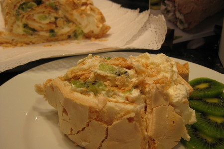 Kiwi meringue roll