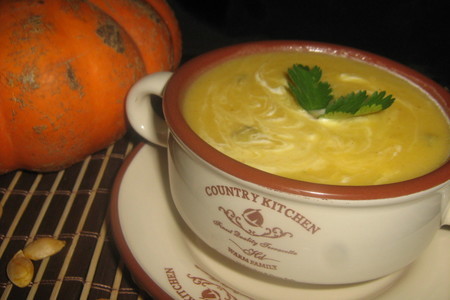 Фото к рецепту: Тыквенный суп с грушами и корицей.
