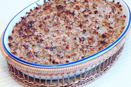 Запеканка из мясного фарша и квашеной капусты.