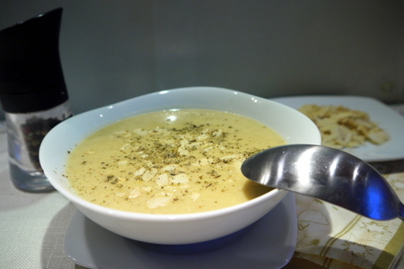 Фото к рецепту: Миндальный крем-суп с каперсами