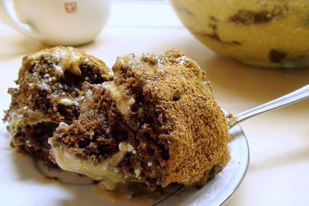 Шоколадный «рулет» - десерт с заварным кремом «капучино»