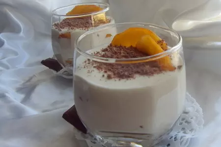 Миндальное бланманже с фруктами.