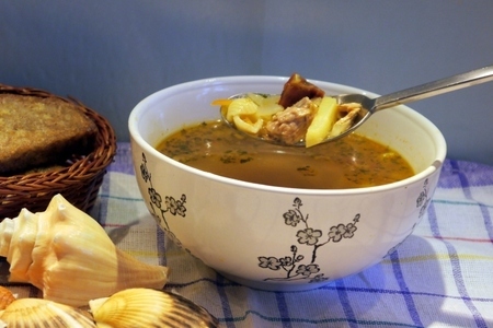 Суп с тунцом, сушеными томатами  и ракушками (из серии „быстрые супы“)
