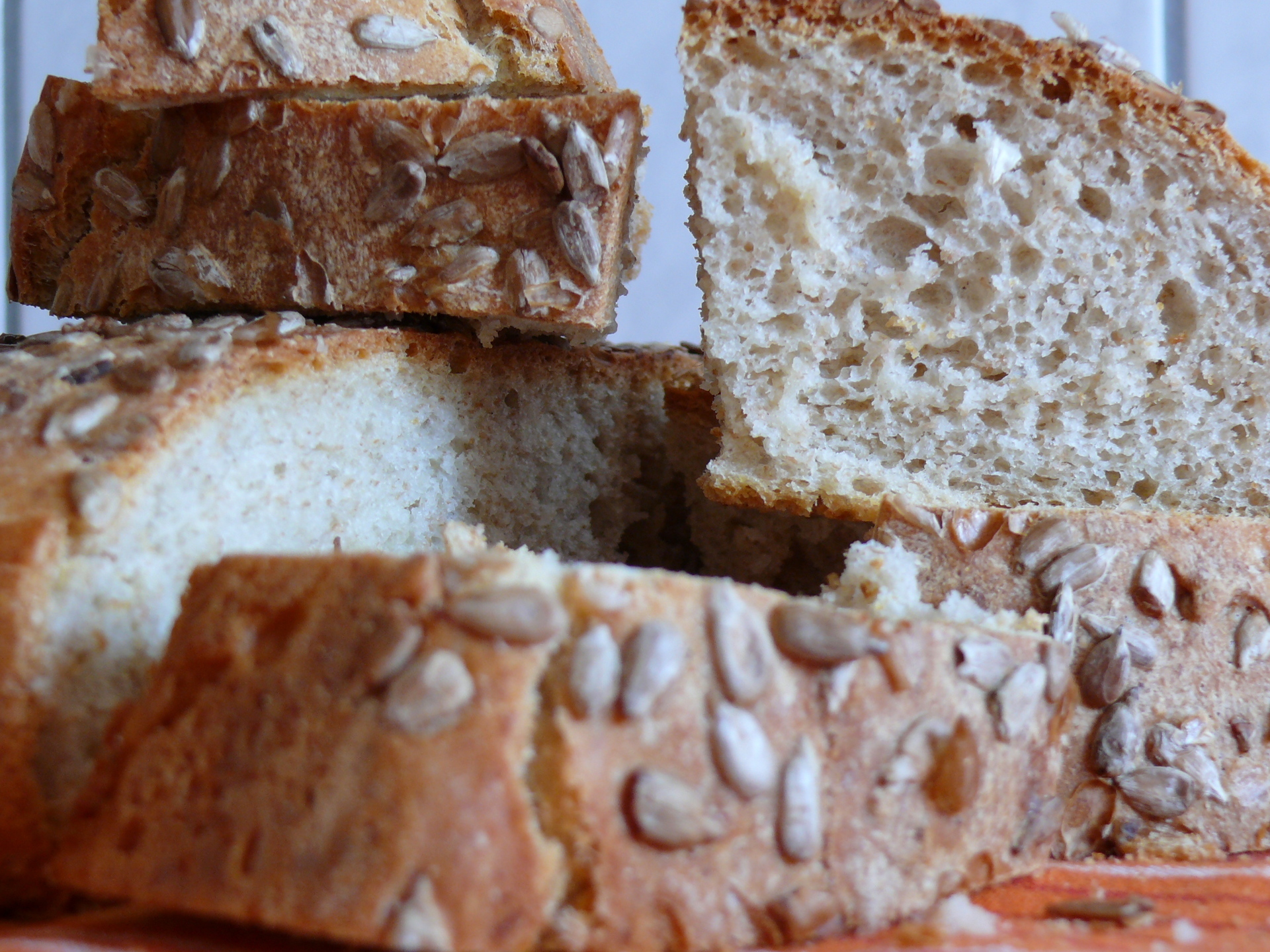 Рецепт тостового хлеба в духовке. Хлеб с семечками в духовке. Домашний хлеб с семечками в духовке. Хлеб с семечками в духовке на дрожжах. Французский хлеб с семечками.