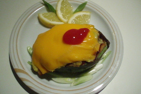 Фото к рецепту: Запечённые авокадо с копченой рыбкой