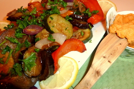 Ливанский салат ( грилованные овощи с заправкой из хумуса)