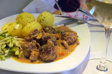 Фрикадельки в вине (boulettes au vin)