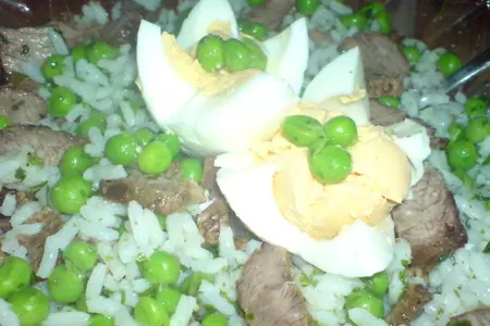 Салат из риса, зелёного горошка и жареной говядины