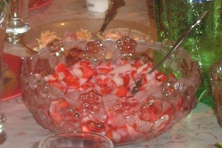 Салат с крабовым мясом, креветками и красной икрой.
