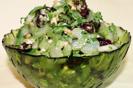 Фото к рецепту: Салат с черносливом и сельдереем