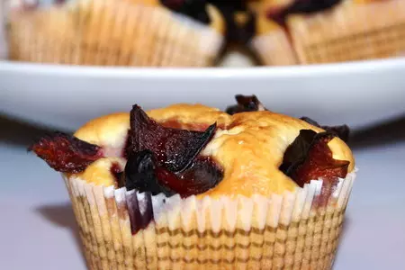 Творожные маффины с маринованными сливами