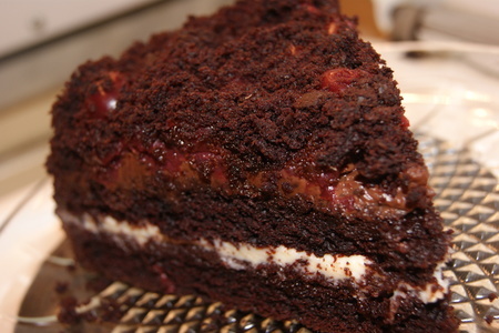 Торт шоколадный с кремом из молочного и белого шоколада.