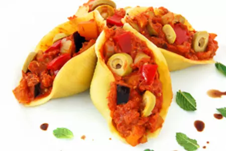 Конкильони с тушеными овощами, тунцом и оливками