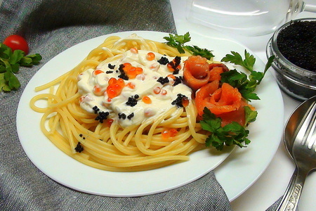 Спагетти с икорным соусом и подкопченной сёмгой.