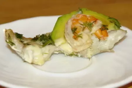 Треска, запеченная в сливках, с авокадо и креветками