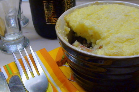 Картофельное суфле с прослойкой из фарша и маринованных огурчиков.