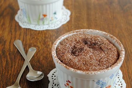 Фото к рецепту: Шоколадное пирожное с маскарпоне и шоколадом