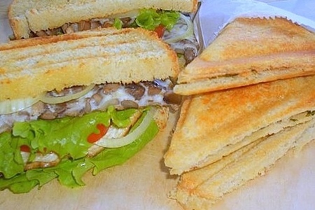 Фото к рецепту: Время есть! есть сэндвичи: с курицей ,солеными огурцом и с грибным омлетом. (дуэль)