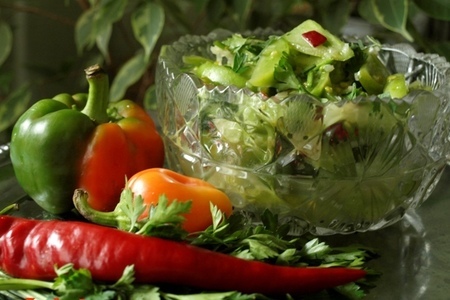 Фото к рецепту: Острый салат-закуска из зелёных помидор