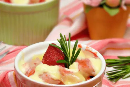 Ньокки  с рикоттой и розмарином под клубничным соусом.