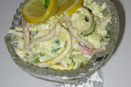 Фото к рецепту: Салат с кальмарами и авокадо