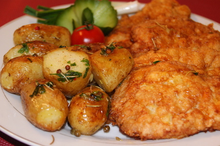 Фото к рецепту: Ароматный картофель и сочные отбивные