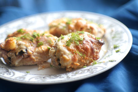 Фото к рецепту: Куриные бедрышки в остром сметанно – сырном соусе