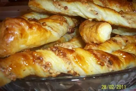 Палочки из слоёного теста с орехами