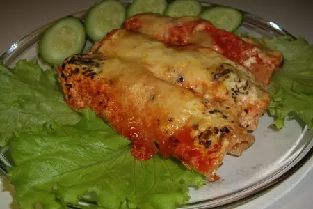 Каннеллони с индейкой, двойными  соусом и сыром