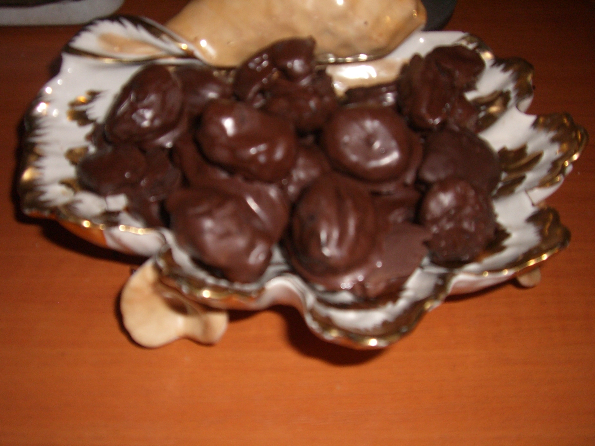 Чернослив с грецким орехом в шоколаде