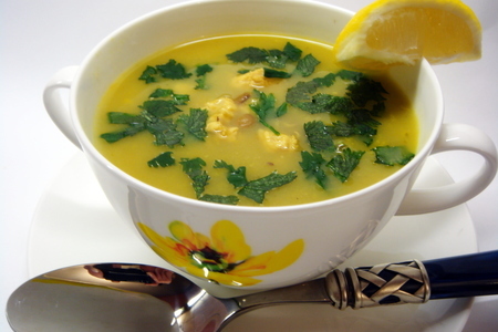 Фото к рецепту: Куриный суп с чечевицей и овсянкой.