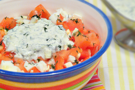Фото к рецепту: Салат из помидоров с соусом из редьки (любимый салат на новый лад)
