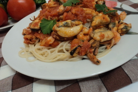 Фото к рецепту: Спагетти с морепродуктами и соусом "фра-дьяволо"