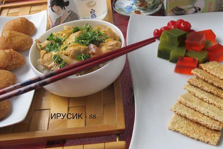 Фото к рецепту: Oyakodon 親子丼 яичница с курицей в кипящем соусе дамбури.