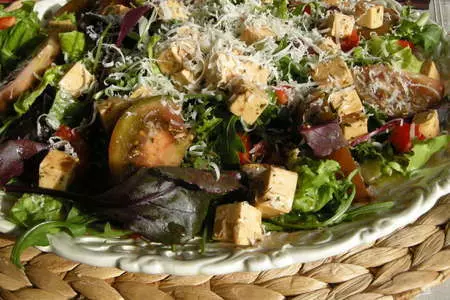Салат с малиновым джемом и черными помидорами кумато.