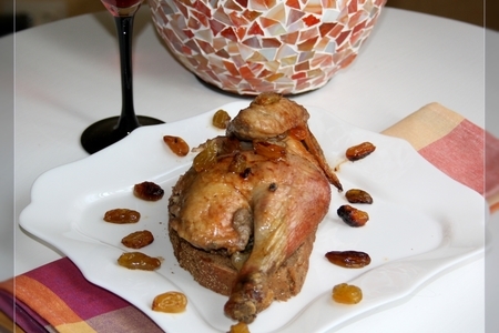 Курица, запечённая с рокфором, паштетом из печени, изюмом и розовым вином