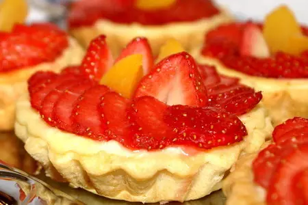 Корзиночки с творожной начинкой и клубникой